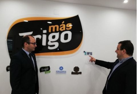 Imagen de la visita del director del Instituto de Fomento, Joaqu&iacute;n G&oacute;mez, a las nuevas instalaciones de Mastrigo en Abanilla.