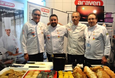 Los chefs Carmelo Bosque, Antonio Arrabal, Jes&uacute;s Almagro y Domingo Mancho en el stand de Araven de Madrid Fusi&oacute;n 2018.