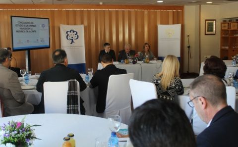 Presentaci&oacute;n del informe en el Club de Regatas de Alicante.