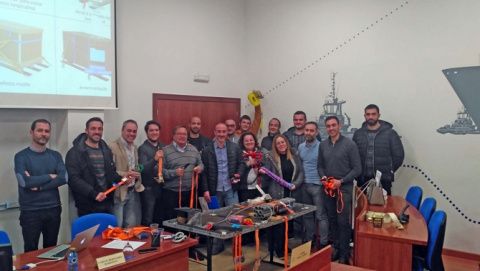 Imagen de los alumnos junto al profesor Carlos Hernández Barrueco. Imagen de los alumnos junto al profesor Carlos Hernández Barrueco.