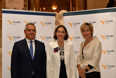 D. Juan Miguel Sucunza, Dña. Reyes Maroto y Dña. Núria Vilanova. D. Juan Miguel Sucunza, Dña. Reyes Maroto y Dña. Núria Vilanova.