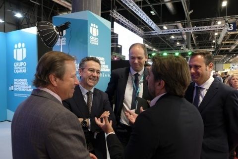 El presidente de Cajamar, Eduardo Baamonde, conversa con varios empresarios en el stand de la entidad en Fitur. El presidente de Cajamar, Eduardo Baamonde, conversa con varios empresarios en el stand de la entidad en Fitur.