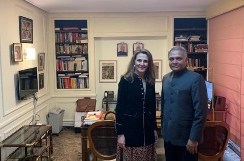 Marta Blanco durante la reuni&oacute;n con el embajador de India en Espa&ntilde;a, Sanjay Verma.