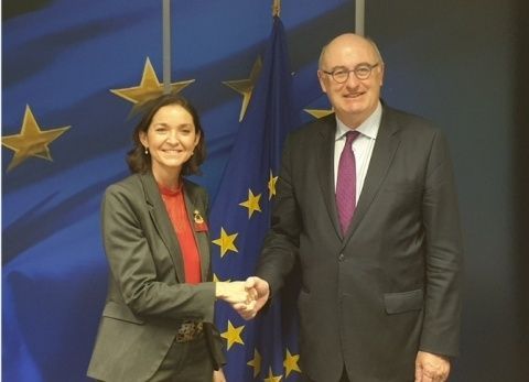 La ministra de Industria, Comercio y Turismo (e.f), Reyes Maroto, con el comisario de Comercio europeo, Phil Hogan, en Bruselas. La ministra de Industria, Comercio y Turismo (e.f), Reyes Maroto, con el comisario de Comercio europeo, Phil Hogan, en Bruselas.
