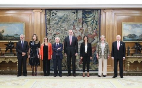 Su Majestad el Rey junto a la representaci&oacute;n del Instituto Mar&iacute;timo Espa&ntilde;ol. &copy; Casa de S.M. el Rey