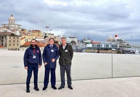 De izquierda a derecha: Responsable de Operaciones de la Terminal de Cruceros de Lisboa, presidente de la APS y director. De izquierda a derecha: Responsable de Operaciones de la Terminal de Cruceros de Lisboa, presidente de la APS y director.