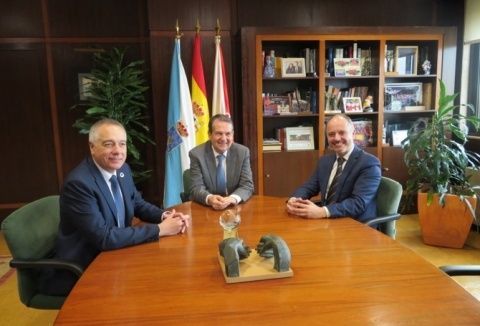 Tras la reuni&oacute;n, Regades y Navarro mantuvieron, en el Ayuntamiento de Vigo, un encuentro con el alcalde de la ciudad, Abel Caballero.