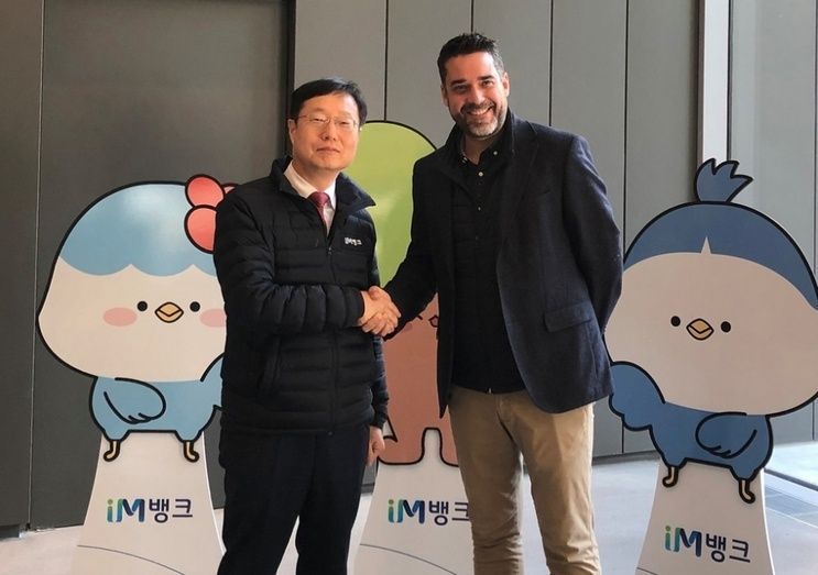 Soong-In Lee, vicepresidente ejecutivo de Daegu Bank, junto a Javier Mira, CEO de FacePhi.