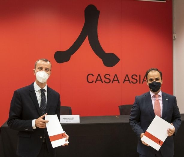 La firma de la colaboración. La firma de la colaboración.