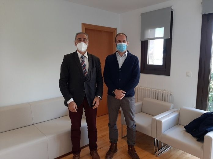 La reuni&oacute;n se celebr&oacute; entre el presidente del Cl&uacute;ster, Xo&aacute;n Mart&iacute;nez, y el presidente de la Autoridad Portuaria de Vilagarc&iacute;a, Jos&eacute; Manuel CoresTour&iacute;s.