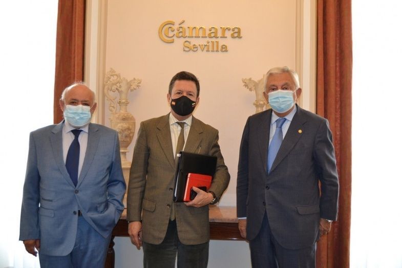 La visita del Embajador de Ecuador en España, Cristóbal Roldán junto al Presidente de la Cámara de Comercio de Sevilla, Francisco Herrero, acompañados por el Cónsul de Ecuador en Sevilla, Héctor Salgado. La visita del Embajador de Ecuador en España, Cristóbal Roldán junto al Presidente de la Cámara de Comercio de Sevilla, Francisco Herrero, acompañados por el Cónsul de Ecuador en Sevilla, Héctor Salgado.