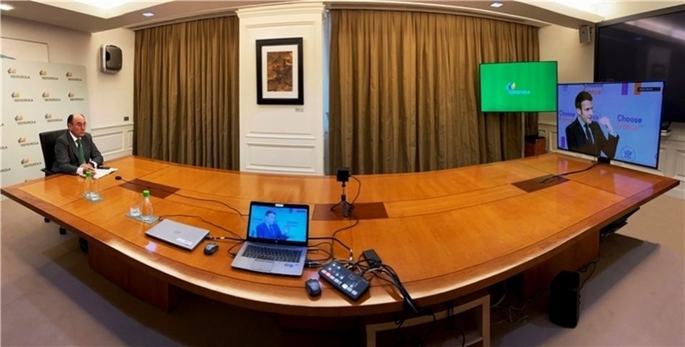 El presidente del grupo Iberdrola, Ignacio Gal&aacute;n, en un encuentro virtual con el presidente franc&eacute;s, Emmanuel Macron.