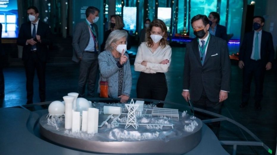 La Ministra frente a la maqueta de la planta de hidr&oacute;geno verde de Iberdrola.