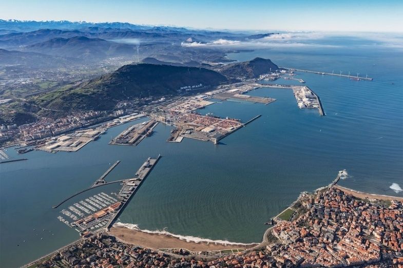 El puerto de Bilbao, visto desde Getxo. El puerto de Bilbao, visto desde Getxo.