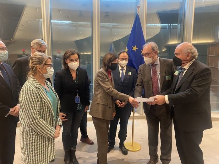 El president de la Generalitat y el presidente de la región italiana de Emilia-Romagna han trasladado a la vicepresidenta de la Comisión una misiva. El president de la Generalitat y el presidente de la región italiana de Emilia-Romagna han trasladado a la vicepresidenta de la Comisión una misiva.