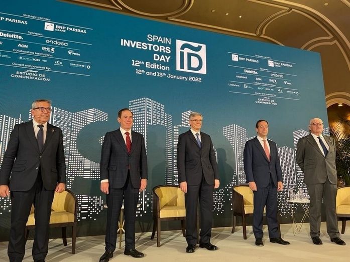 Gonzalo Gort&aacute;zar, junto a otros participantes en el Spain Investors Day.