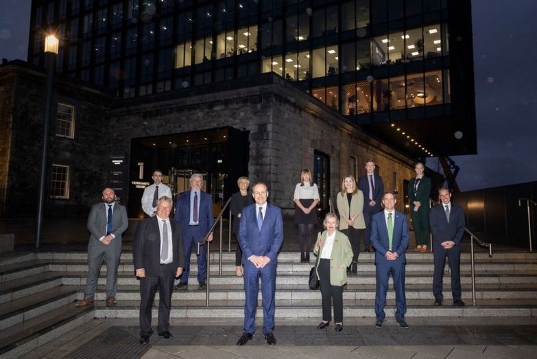 En primer plano el primer ministro irland&eacute;s Miche&aacute;l Martin en Waterfront Square, Cork.