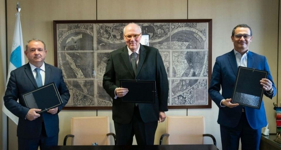 La firma del acuerdo de colaboración. La firma del acuerdo de colaboración.