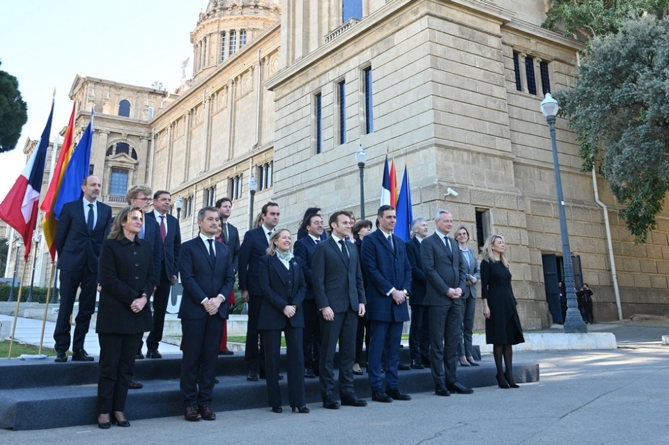 Foto de familia de Pedro S&aacute;nchez y Emmanuel Macron junto a las delegaciones espa&ntilde;ola y francesa | Pool Moncloa/Borja Puig de la Bellacasa.