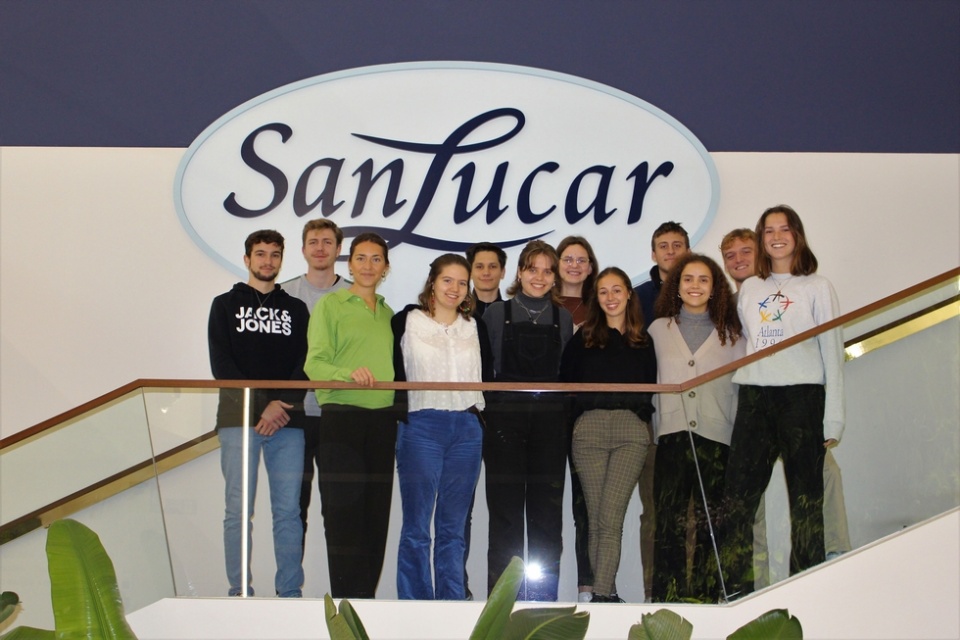 En la imagen, estudiantes de la segunda y tercera promoci&oacute;n de la Formaci&oacute;n Dual en las oficinas de SanLucar.
