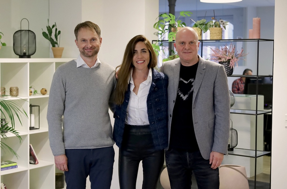 De izquierda a derecha: Mads Petersen, Co-Founder, Vertic; Patricia Pomies, Chief Operating Officer, Globant; y Sebastian Jespersen, Co-Founder y CEO, Vertic.