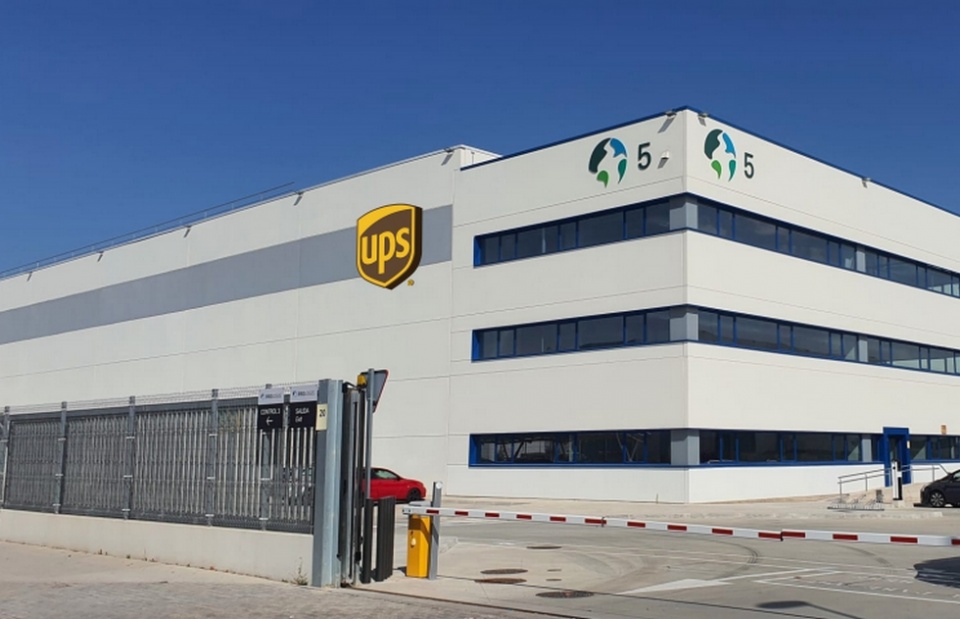 La instalaci&oacute;n est&aacute; equipada con 7.500 posiciones para palets y 25.000 puntos para estanter&iacute;as.