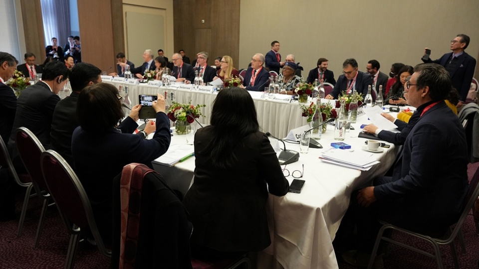 El Director General Okonjo-Iweala participa en una reunión ministerial informal sobre cuestiones de la OMC organizada por el gobierno suizo en la Reunión Anual del Foro Económico Mundial en Davos. El Director General Okonjo-Iweala participa en una reunión ministerial informal sobre cuestiones de la OMC organizada por el gobierno suizo en la Reunión Anual del Foro Económico Mundial en Davos.