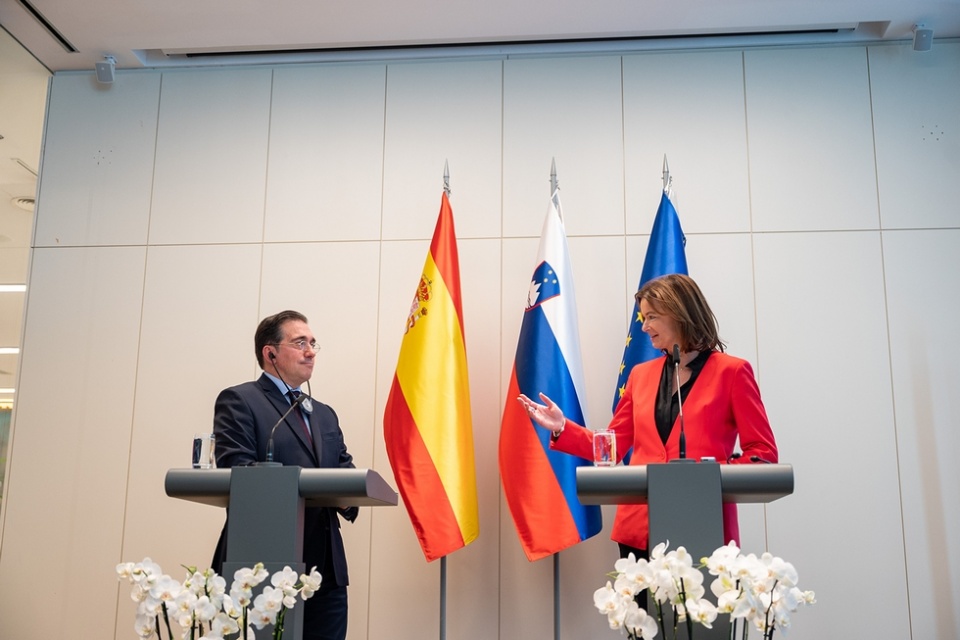 Jos&eacute; Manuel Albares y su hom&oacute;loga eslovena, Tanja Fajon, durante la rueda de prensa que ofrecieron. Foto: Elena Vierna (NOLSOM)​