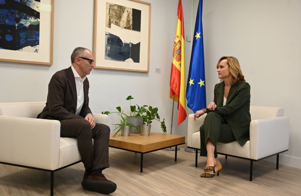 Pilar Alegr&iacute;a se re&uacute;ne con Stefano Domenicali, presidente y CEO de la F&oacute;rmula 1.