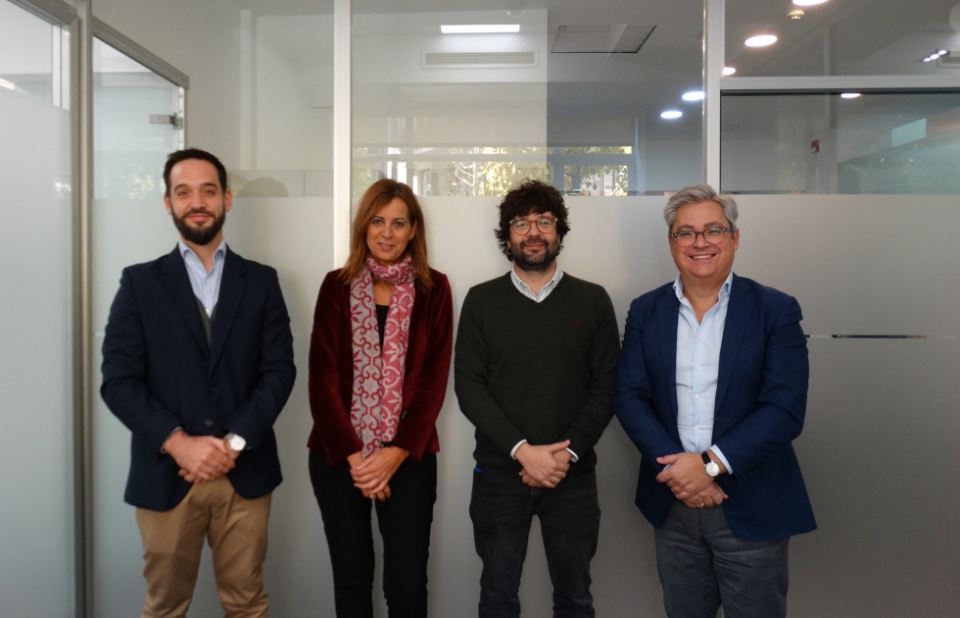 Marcos Martínez, analista de Inversiones de COFIDES; Ana Cebrián, directora de Internacionalización de COFIDES; Luis Molina, CEO de MedUX; y Miguel Ángel Ladero, director corporativo del departamento de Inversiones de COFIDES. Marcos Martínez, analista de Inversiones de COFIDES; Ana Cebrián, directora de Internacionalización de COFIDES; Luis Molina, CEO de MedUX; y Miguel Ángel Ladero, director corporativo del departamento de Inversiones de COFIDES.