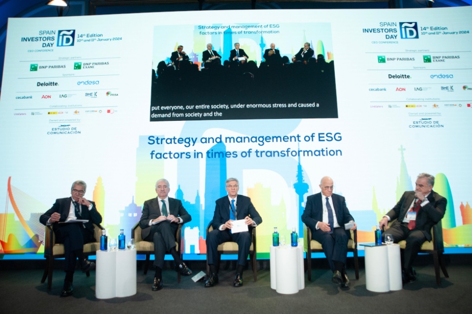 Jos&eacute; Carlos Garc&iacute;a de Quevedo, presidente del ICO; Jos&eacute; D. Bogas, CEO de ENDESA; Fernando Ruiz, presidente de SERES; Josep Oliu, presidente de BANCO SABADELL, y Javier Hernani, CEO de BME.