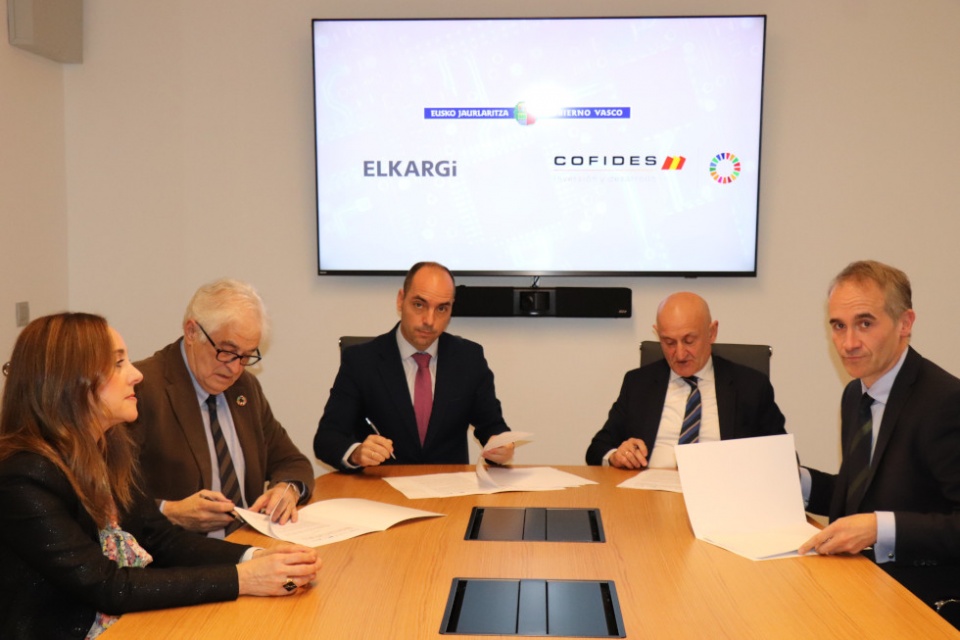 La firma del acuerdo entre COFIDES, IVF, Elkargi y Basque Trade & Investment para continuar apoyando la internacionalizaci&oacute;n de las empresas vascas.