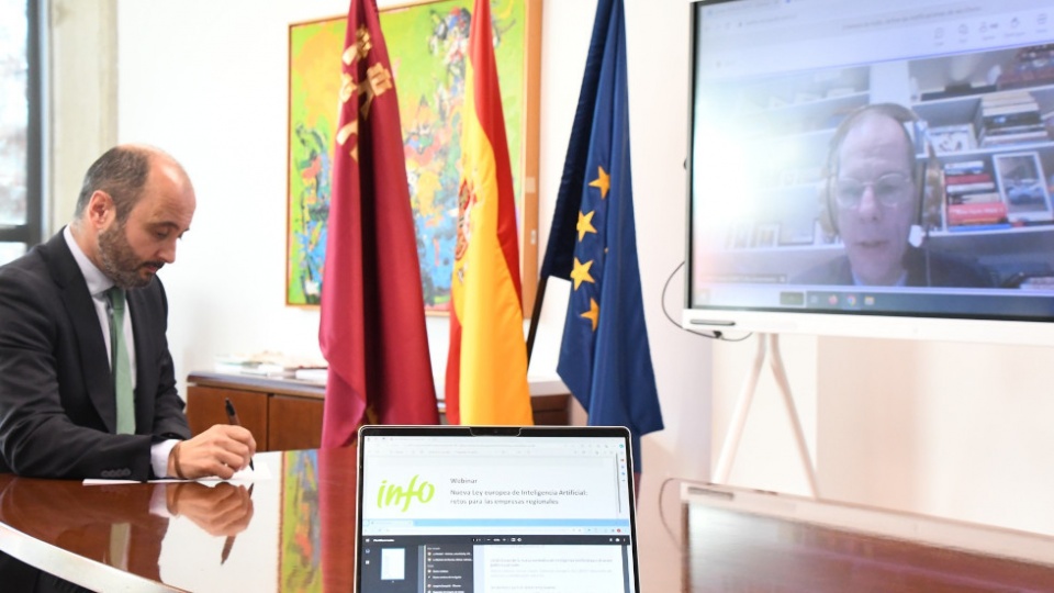 El director del Info, Joaqu&iacute;n G&oacute;mez, inaugur&oacute; el primer seminario virtual sobre la Ley de Inteligencia Artificial que promueve la UE.