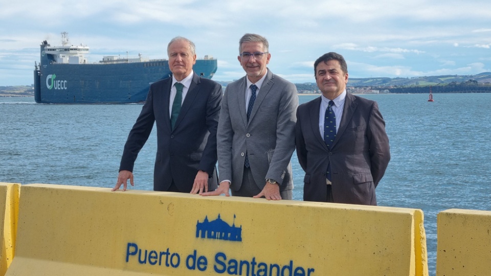 (de izq. a dcha): Arasti, Díaz y Santiago Díaz, director de la APS durante la presentación del balance del Puerto 2024. (de izq. a dcha): Arasti, Díaz y Santiago Díaz, director de la APS durante la presentación del balance del Puerto 2024.