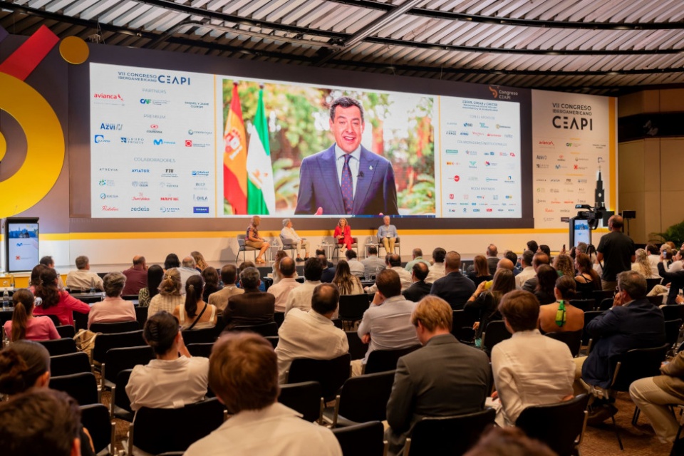 El presidente de Andaluc&iacute;a, Juanma Moreno, interviene en el VII Congreso Iberoamericano CEAPI, en junio de 2024 en Cartagena de Indias, Colombia.