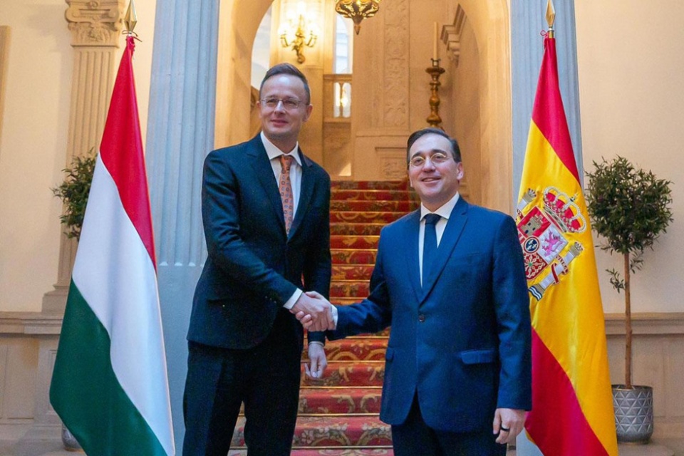 El ministro José Manuel Albares se reúne con su homólogo húngaro, Péter Szijjártó. El ministro José Manuel Albares se reúne con su homólogo húngaro, Péter Szijjártó.