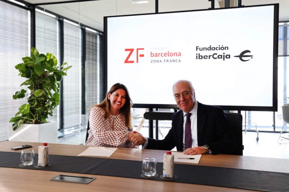 El director general de Fundación Ibercaja, José Luis Rodrigo, y la directora general del CZFB, Blanca Sorigué, firman un acuerdo. El director general de Fundación Ibercaja, José Luis Rodrigo, y la directora general del CZFB, Blanca Sorigué, firman un acuerdo.