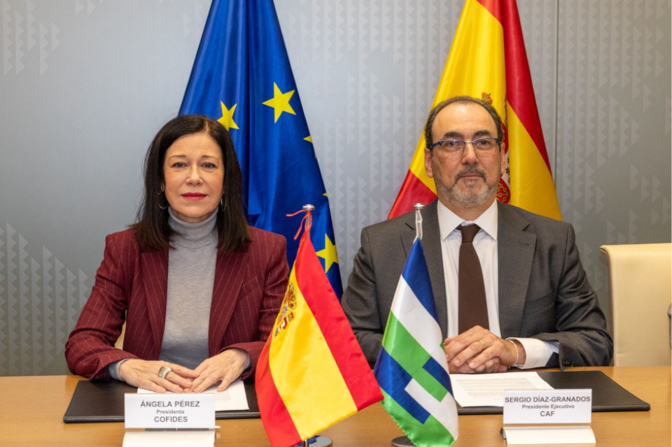 La presidenta y consejera delegada de COFIDES, &Aacute;ngela P&eacute;rez, y el presidente ejecutivo de CAF, Sergio D&iacute;az‑Granados.