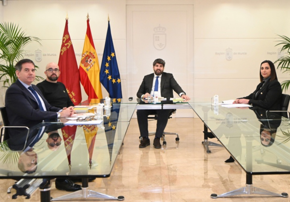 El jefe del Ejecutivo regional, Fernando López Miras, se reúne con el nuevo presidente de la Asociación Interprofesional de Limón y Pomelo (Ailimpo), Joaquín Rubio El jefe del Ejecutivo regional, Fernando López Miras, se reúne con el nuevo presidente de la Asociación Interprofesional de Limón y Pomelo (Ailimpo), Joaquín Rubio
