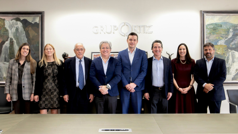 La formalización del acuerdo de financiación entre COFIDES y Grupo Ortiz para apoyar a la empresa en la construcción de dos autopistas en Colombia. La formalización del acuerdo de financiación entre COFIDES y Grupo Ortiz para apoyar a la empresa en la construcción de dos autopistas en Colombia.