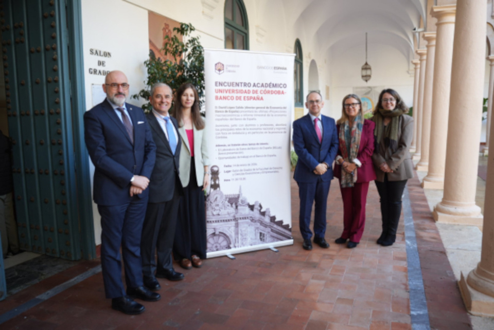 Directivos del Banco de Espa&ntilde;a junto representantes del equipo de decanal de la Facultad.