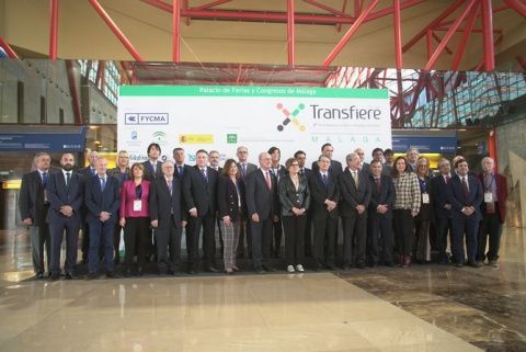 Foto de familia inauguraci&oacute;n Foro Transfiere.