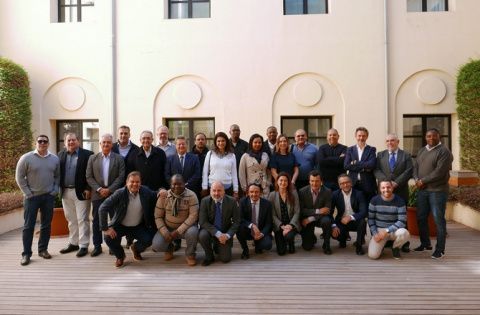 Imagen de los alumnos del curso junto al director general de la Fundación Valenciaport, Antonio Torregrosa y la directora de Formación, Ana Rumbeu. Imagen de los alumnos del curso junto al director general de la Fundación Valenciaport, Antonio Torregrosa y la directora de Formación, Ana Rumbeu.