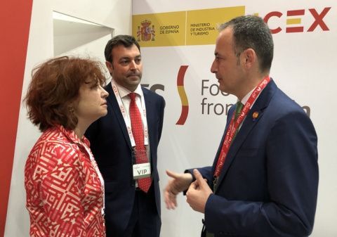 Imagen del encuentro del consejero de Empleo, Universidades, Empresa y Medio Ambiente, Javier Celdr&aacute;n, con la consejera delegada de ICEX, Mar&iacute;a Pe&ntilde;a, y el consejero Econ&oacute;mico y Social del ICEX en Emiratos &Aacute;rabes, Erirk R