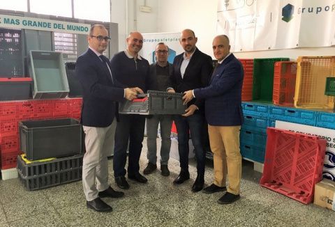 Imagen del director del Instituto de Fomento, Joaqu&iacute;n G&oacute;mez, en la visita a la empresa Soluplastic.