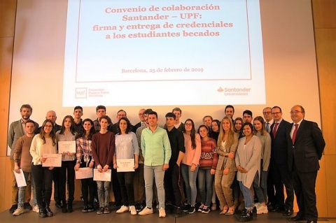 Beneficiarios de los programas de becas junto a representantes de la UPF y Banco Santander.