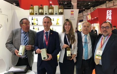 El consejero de Empleo, Universidades, Empresa y Medio Ambiente, Javier Celdr&aacute;n, con las empresas murcianas en la Feria Gulfood.