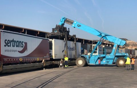 Las autopistas ferroviarias permiten combinar el transporte entre la carretera y el ferrocarril y reducir costes medioambientales.