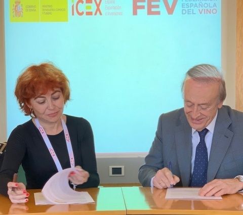 La consejera delegada de ICEX, Mar&iacute;a Pe&ntilde;a, y el director general de FEV, Jos&eacute; Luis Ben&iacute;tez, firman el acuerdo.