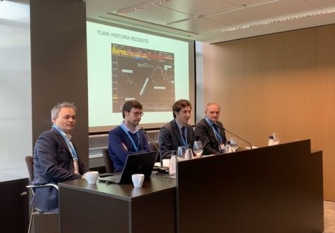 De izda a dcha, Enrique D&iacute;az-Alvarez, Dtor Riesgos Ebury,  Eduard Ros, CFO Glovo, Luis Azofra, Dtor Gral Ebury  y Mario Adelantado, Dtor Financiero Cuatrecasas.